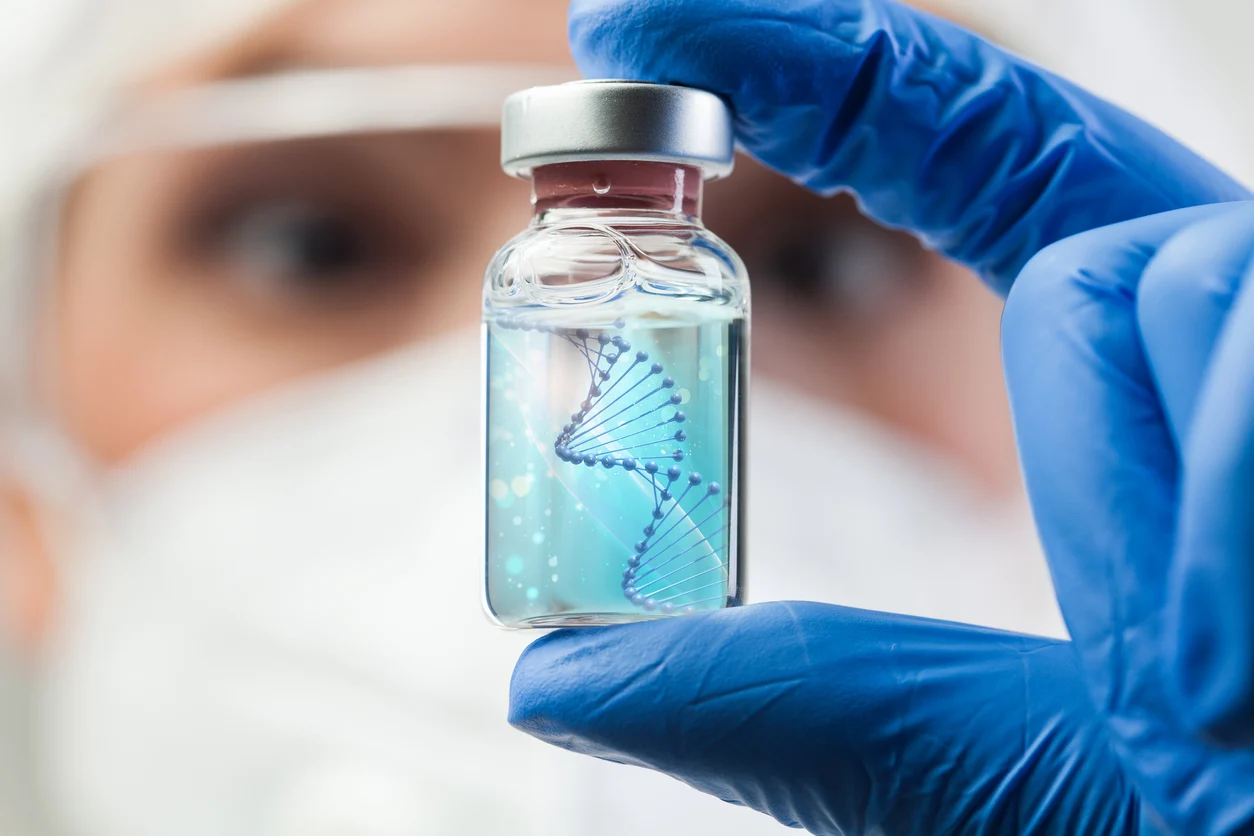 Fiolka laboratoryjna z próbką badawczą i wizualizacją struktury DNA, trzymana w rękawiczce ochronnej